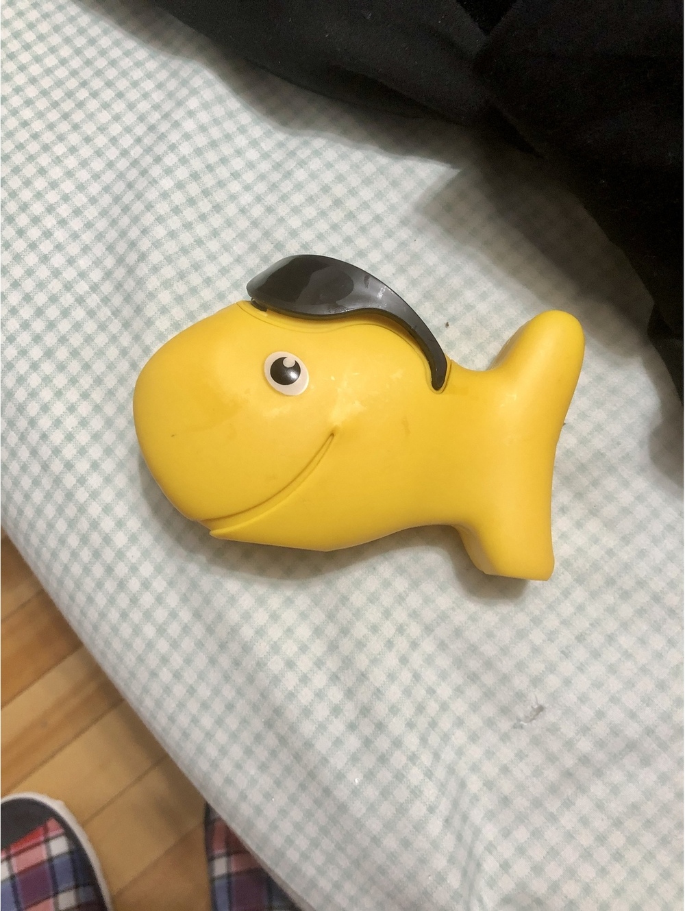 Vintage Pepperidge Farm Goldfish Snack-Tainer Container Sunglasses Yellow 2010